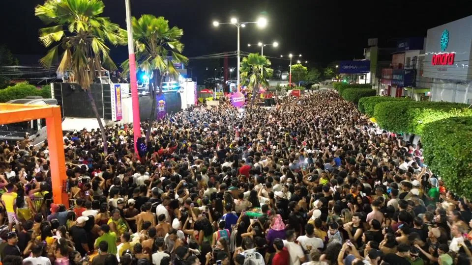 MAIOR CARNAVAL DE RUA DE ALAGOAS: CAPITAL DOS CÂNIONS BATE RECORDE DE PÚBLICO NESTE DOMINGO