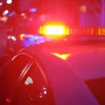 HOMEM ESPANCA ENTEADO DE 2 ANOS E MENTE PARA A POLÍCIA: “CAIU DA CAMA”