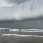 NUVEM GIGANTE IMITA TSUNAMI E ASSUSTA BANHISTAS NO LITORAL PAULISTA