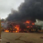 INCÊNDIO DESTRÓI ÔNIBUS ESCOLARES NA GARAGEM DE PREFEITURA