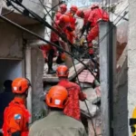 CASAS DESABAM NO RIO; 2 CRIANÇAS ESTÃO SOB ESCOMBROS