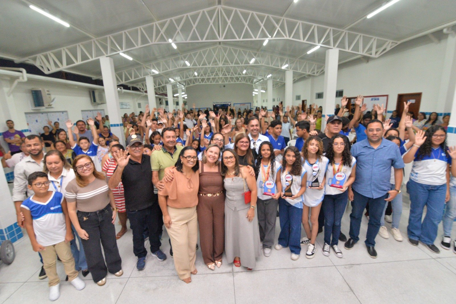 ALUNOS E COMUNIDADE DA ESCOLA AFRÂNIO SALGADO LAGES VIVEM DIA HISTÓRICO COM INAUGURAÇÃO DE NOVA SEDE
