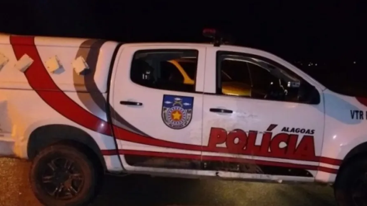 HOMEM USA FIO DE ARAME EM PORTA PARA IMPEDIR ENTRADA DA MULHER EM CASA E ACABA PRESO