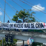 ESTUDANTES PROTESTAM DURANTE PASSAGEM DA CARREATA DE FLÁVIO BOLSONARO POR MACEIÓ