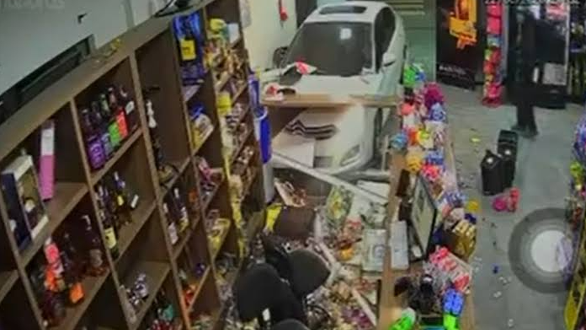 CARRO DESGOVERNADO INVADINDO LOJA DE BEBIDAS EM SC