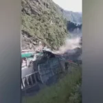 ENXURRADA DESTRÓI PONTES E AVANÇA COM NUVEM DE DESTROÇOS NO NEPAL