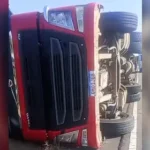 CAMINHÃO COM GADO TOMBA APÓS DESVIAR DE MOTOCICLETA EM OLHO D’ÁGUA GRANDE