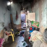 CASA PEGA FOGO PELA 2ª VEZ E MORADOR É ENCONTRADO DORMINDO NA CALÇADA