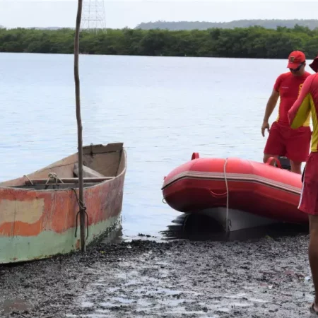 MERGULHADORES BUSCAM PESCADOR QUE DESAPARECEU APÓS SALTAR DE BARCO