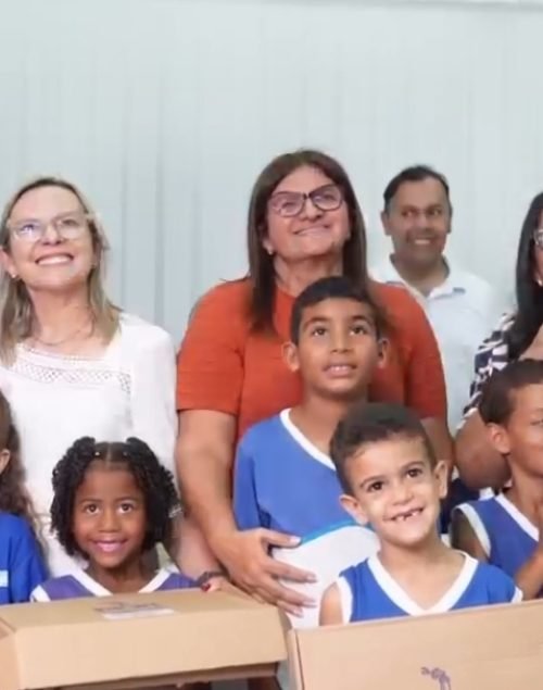 PREFEITA ZIANE COSTA CONSOLIDA AVANÇO NA EDUCAÇÃO COM ENTREGA DE FROTA E NOVOS EQUIPAMENTOS PARA A EDUCAÇÃO