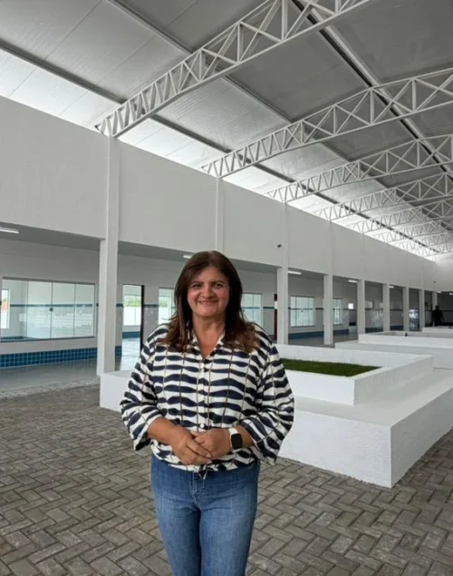 PREFEITA ZIANE COSTA DIVULGA EVOLUÇÃO DAS OBRAS NA ESCOLA MANOEL MENEZES E DESTACA O “ANTES E DEPOIS” DA UNIDADE
