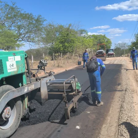 AGORA É REALIDADE: OBRAS DE PAVIMENTAÇÃO NO POVOADO MORROS SEGUEM A TODO VAPOR EM DELMIRO GOUVEIA