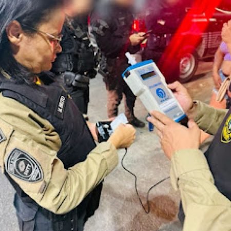 VEÍCULO DE PASSEIO COLIDE COM UMA MOTOCICLISTA OCUPADA POR DUAS MULHERES EM DELMIRO GOUVEIA; VÍDEO