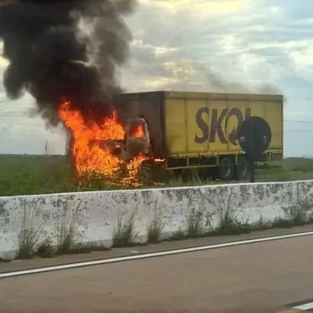 CAMINHÃO CARREGADO DE CERVEJA PEGA FOGO NA BR-101