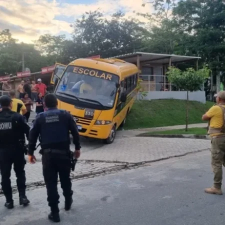 MOTORISTA DE ÔNIBUS ESCOLAR SOFRE MAL SÚBITO E VEÍCULO DESGOVERNADO INVADE CALÇADA