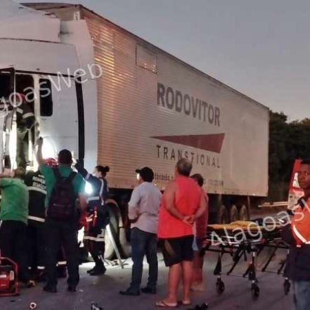 COLISÃO ENTRE CARRETAS DEIXA MOTORISTA PRESO ÀS FERRAGENS NA BR-101