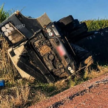 CARRETA TOMBA NA BR-101 DURANTE A MADRUGADA E CAMINHONEIRO É SOCORRIDO