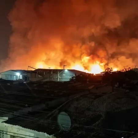 INCÊNDIO ASSUSTA MORADORES E FUMAÇA INVADE CASAS