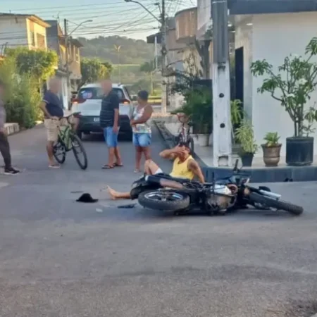 COLISÃO ENTRE CARRO E MOTO DEIXA MOTOCICLISTA FERIDO