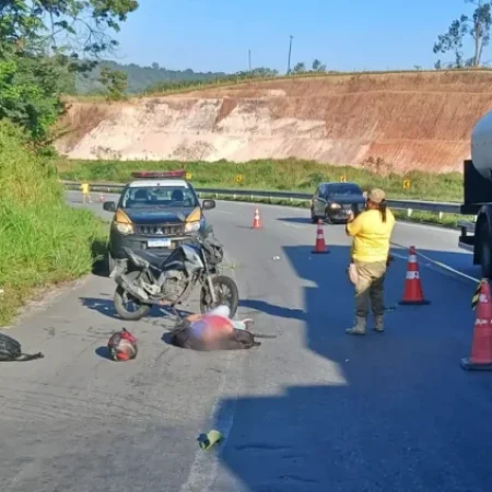 MOTOCICLISTA FICA FERIDO APÓS BATER NA TRASEIRA DE CAMINHÃO NA BR-101