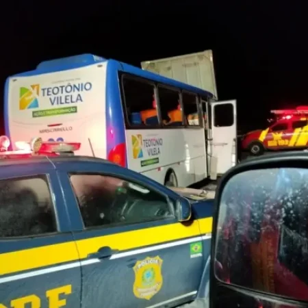 MOTORISTA MORRE E UNIVERSITÁRIOS FICAM FERIDOS APÓS ÔNIBUS COLIDIR CONTRA CAMINHÃO NA BR 101