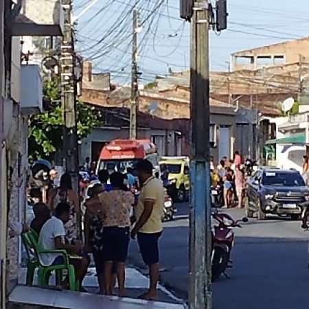FAMÍLIA TEM VEÍCULO E MAQUINÁRIO ROUBADOS APÓS TER CASA INVADIDA POR ENCAPUZADOS