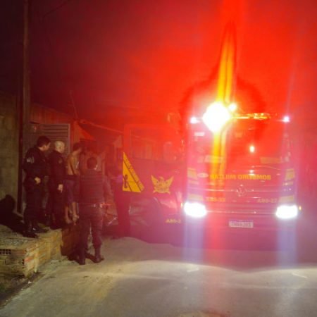 MOTORISTA SUPOSTAMENTE BÊBADO DIRIGE NA CONTRAMÃO E BATE EM CARRO ESTACIONADO
