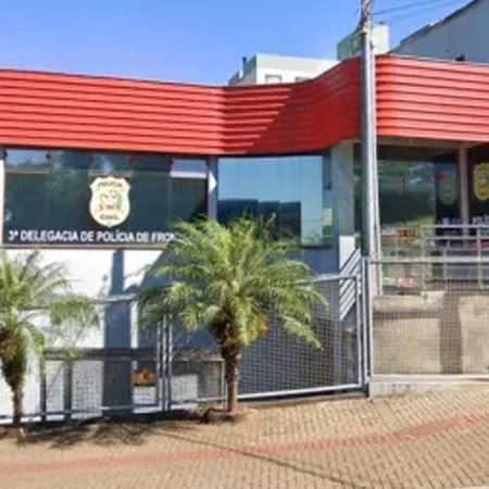 BEBÊ DE 1 ANO MORRE ATROPELADO PELO PRÓPRIO PAI NA GARAGEM DE CASA