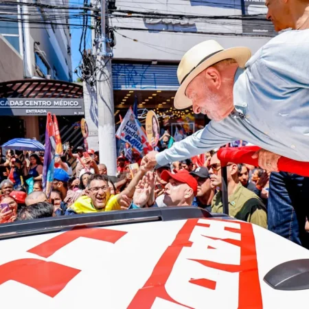 LULA CHAMA FUNDO ELEITORAL DE “PROMISCUIDADE” E DEFENDE REFORMA POLÍTICA