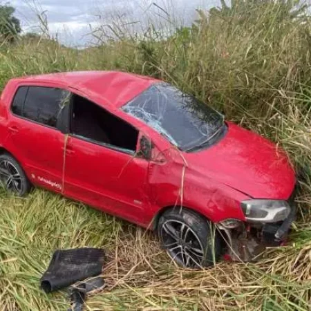 MOTORISTA CAPOTA VEÍCULO NA BR-101 APÓS SAIR DA PISTA
