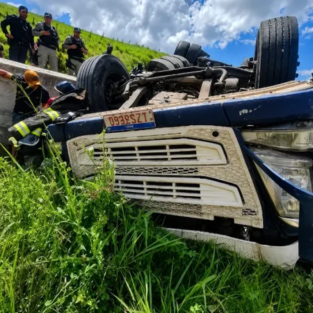 CARRETA TOMBA E DEIXA MOTORISTA PRESO ÀS FERRAGENS NA BR 101