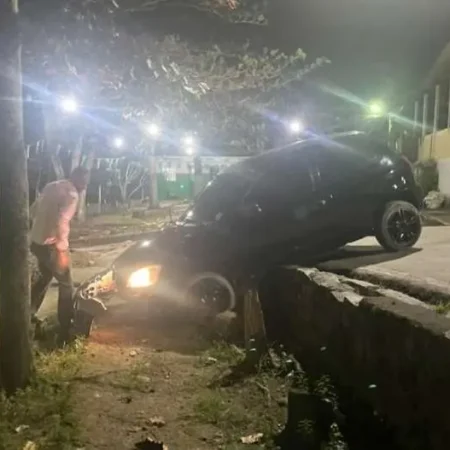 MOTORISTA PERDE CONTROLE E COLIDE CONTRA PRÉDIO PÚBLICO