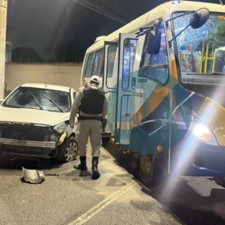 ACIDENTE ENTRE CARRO E MICRO-ÔNIBUS INTERDITA TRECHO EM AVENIDA