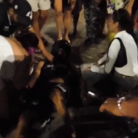 MOTOCICLISTA FICA GRAVEMENTE FERIDO APÓS BATER EM CARRO ESTACIONADO