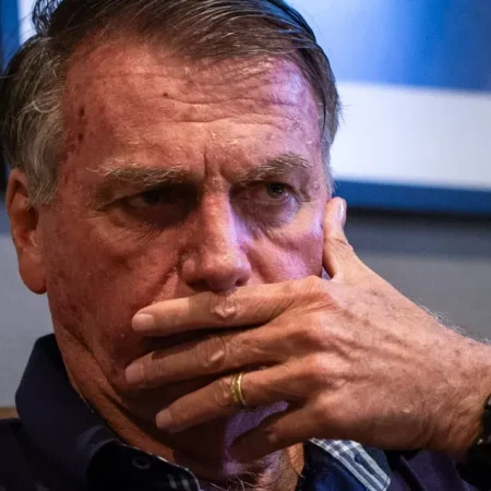 BOLSONARO DESISTE DE PEDIDO PARA SUSPENDER EXECUÇÃO DA PENA