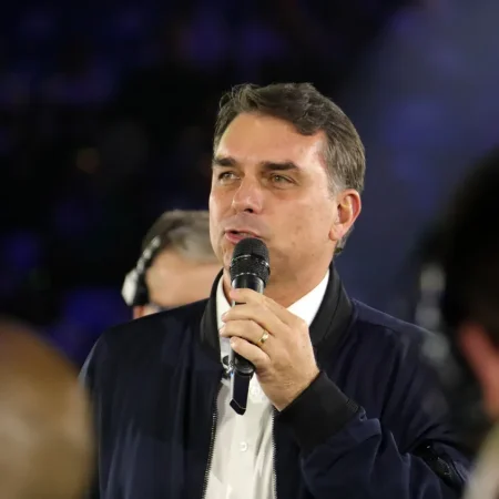 FLÁVIO É ACONSELHADO A SE REUNIR COM MULHERES CATÓLICAS