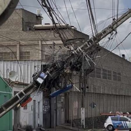 CAMINHÃO DE EMPRESA ATINGE FIAÇÃO E POSTE FICA PENDURADO EM VIA