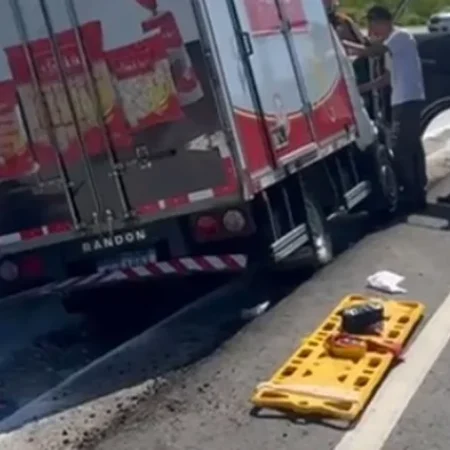 MOTORISTA DE EMPRESA ALIMENTÍCIA FICA FERIDO APÓS CAMINHÃO TOMBAR NA BARRA DE SÃO MIGUEL
