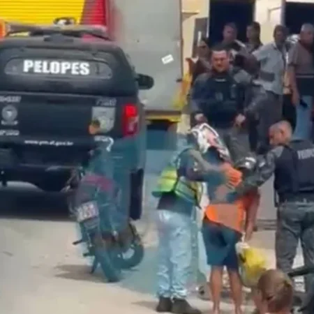 BRITAS NA PISTA CAUSAM ACIDENTE E DEIXAM PASSAGEIRA FERIDA