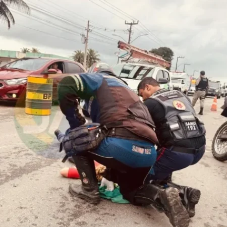 MULHER FICA FERIDA APÓS COLISÃO ENTRE MOTOCICLETA E CARRO DE EMPRESA NA AL-220