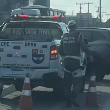 MOTORISTA COLIDE CARRO NA AL-220 E ABANDONA VEÍCULO NA RODOVIA