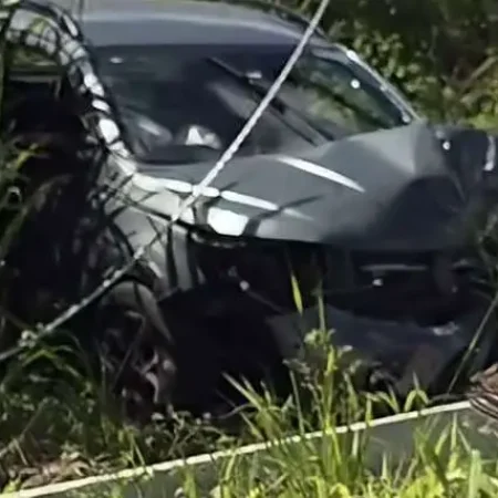 MOTORISTA PERDE O CONTROLE, BATE EM POSTE E ESCAPA SEM FERIMENTOS