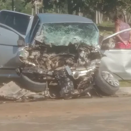 GRAVE ENGAVETAMENTO ENVOLVENDO TRÊS VEÍCULOS DEIXA 8 FERIDOS E UM MORTO