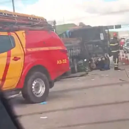 GRAVE COLISÃO ENTRE CARRETA E CAMINHÃO MOBILIZA SERVIÇOS DE SOCORRO NA BR-101