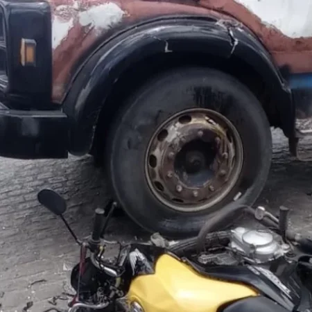 MOTOCICLISTA FICA GRAVEMENTE FERIDO APÓS COLISÃO COM CAÇAMBA
