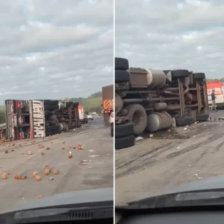 CAMINHÃO CARREGADO DE COCO TOMBA NA BR-101 E MOTORISTA MORRE NO LOCAL
