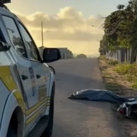 MOTOCICLISTA SOFRE QUEDA AO PASSAR POR QUEBRA-MOLAS E MORRE NA AL-486