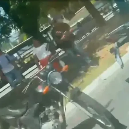 COLISÃO ENTRE MOTOCICLETAS DEIXA HOMEM FERIDO