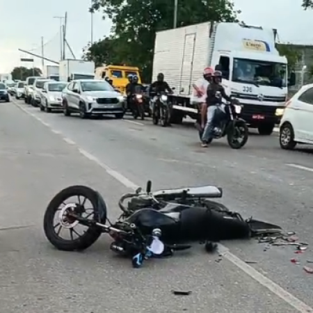 COLISÃO ENVOLVENDO MOTO E CAMINHÃO DEIXA MULHER MORTA E UM FERIDO