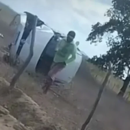 CARRO CAPOTA APÓS COLISÃO COM POSTE NO SERTÃO ALAGOANO